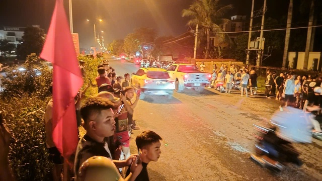 Khám xét nhà doanh nhân Cao Tiến Đoan: Hàng trăm người dân hiếu kỳ theo dõi - Ảnh 2. Khám xét nhà doanh nhân Cao Tiến Đoan: Hàng trăm người dân hiếu kỳ theo dõi - Ảnh 2.