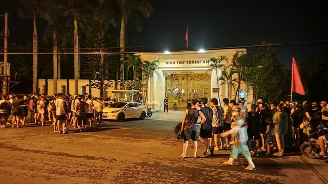 Khám xét nhà doanh nhân Cao Tiến Đoan: Hàng trăm người dân hiếu kỳ theo dõi - Ảnh 1. Khám xét nhà doanh nhân Cao Tiến Đoan: Hàng trăm người dân hiếu kỳ theo dõi - Ảnh 1.