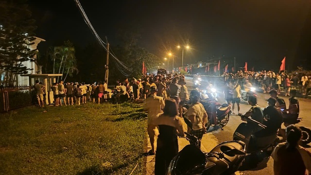Khám xét nhà doanh nhân Cao Tiến Đoan: Hàng trăm người dân hiếu kỳ theo dõi - Ảnh 5. Khám xét nhà doanh nhân Cao Tiến Đoan: Hàng trăm người dân hiếu kỳ theo dõi - Ảnh 5.