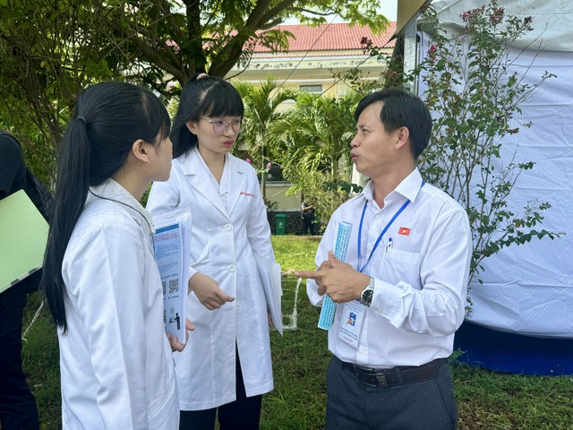 Vì sao nhiều bác sĩ trẻ chọn công tác lâu dài tại tuyến y tế cơ sở? - Ảnh 5.