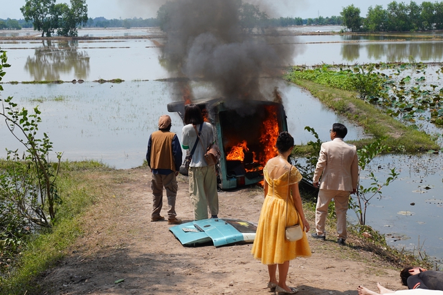 'L&agrave;m gi&agrave;u với ma 2': Khi d&agrave;n diễn vi&ecirc;n kh&ocirc;ng ngại 'lầy lội' để tạo tiếng cười - Ảnh 1.