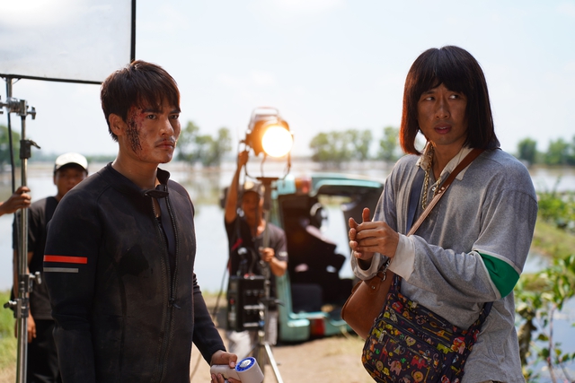 'L&agrave;m gi&agrave;u với ma 2': Khi d&agrave;n diễn vi&ecirc;n kh&ocirc;ng ngại 'lầy lội' để tạo tiếng cười - Ảnh 2.