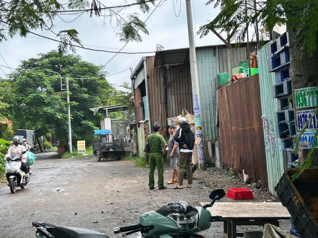 Một người đứt l&igrave;a b&agrave;n tay khi thả diều ở TP.HCM- Ảnh 1.