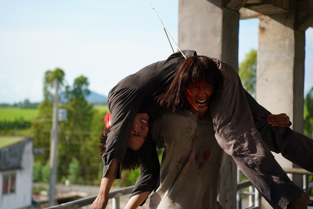 'L&agrave;m gi&agrave;u với ma 2': Khi d&agrave;n diễn vi&ecirc;n kh&ocirc;ng ngại 'lầy lội' để tạo tiếng cười - Ảnh 4.