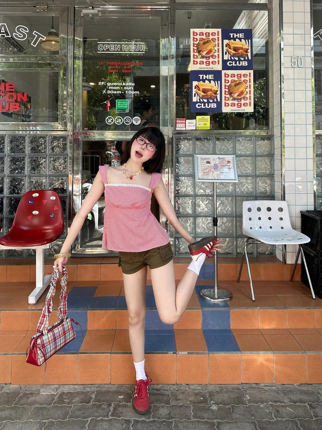 Diện áo cổ vuông giúp nàng khoe trọn vóc dáng quyến rũ- Ảnh 4. Diện áo cổ vuông giúp nàng khoe trọn vóc dáng quyến rũ- Ảnh 4.