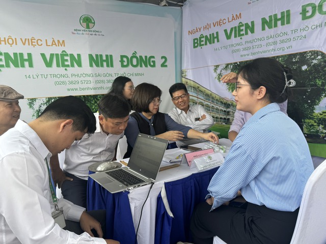 Vì sao nhiều bác sĩ trẻ chọn công tác lâu dài tại tuyến y tế cơ sở? - Ảnh 4.