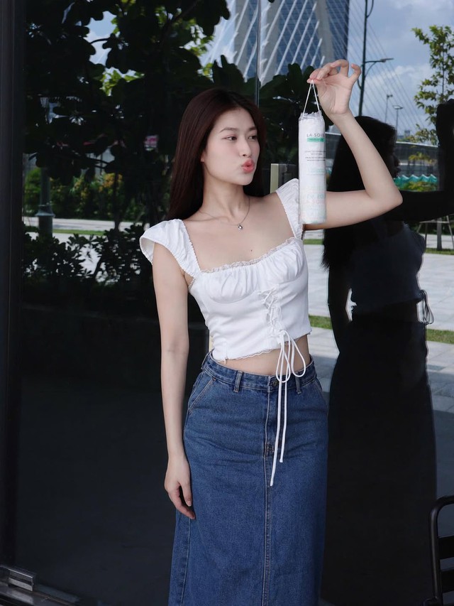 Diện áo cổ vuông giúp nàng khoe trọn vóc dáng quyến rũ- Ảnh 5. Diện áo cổ vuông giúp nàng khoe trọn vóc dáng quyến rũ- Ảnh 5.