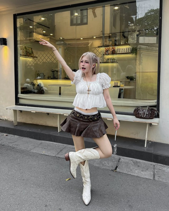 Diện áo cổ vuông giúp nàng khoe trọn vóc dáng quyến rũ- Ảnh 6. Diện áo cổ vuông giúp nàng khoe trọn vóc dáng quyến rũ- Ảnh 6.