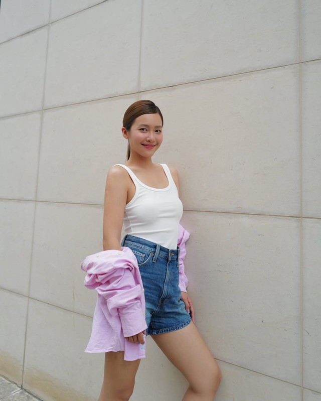 Diện áo cổ vuông giúp nàng khoe trọn vóc dáng quyến rũ- Ảnh 8. Diện áo cổ vuông giúp nàng khoe trọn vóc dáng quyến rũ- Ảnh 8.