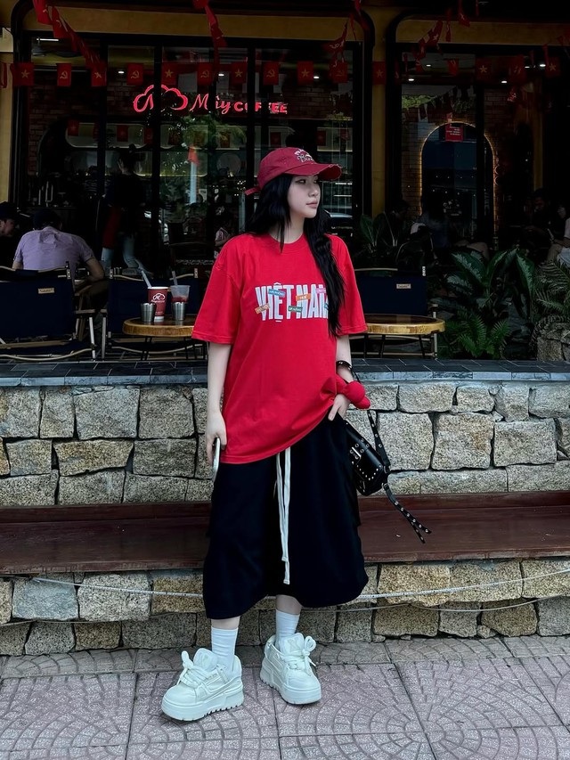 Lan tỏa tinh thần Việt qua những bộ trang phục thời trang mùa lễ- Ảnh 4. Lan tỏa tinh thần Việt qua những bộ trang phục thời trang mùa lễ- Ảnh 4.