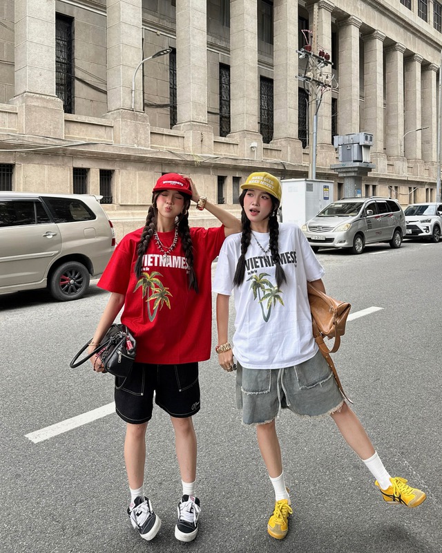 Lan tỏa tinh thần Việt qua những bộ trang phục thời trang mùa lễ- Ảnh 8. Lan tỏa tinh thần Việt qua những bộ trang phục thời trang mùa lễ- Ảnh 8.