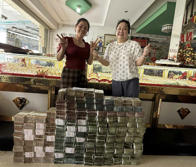 Nông dân vào tiệm vàng lấy 28 tỉ tiền mặt: Trúng 14 tờ xổ số miền Nam - Ảnh 1.