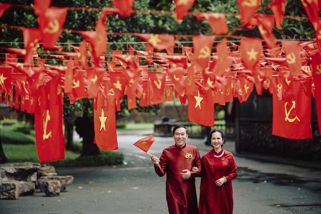 Vợ chồng nghệ sĩ Lan Hương, Đỗ Kỷ 'g&acirc;y sốt' khi t&aacute;i hiện ảnh cưới xưa- Ảnh 4.