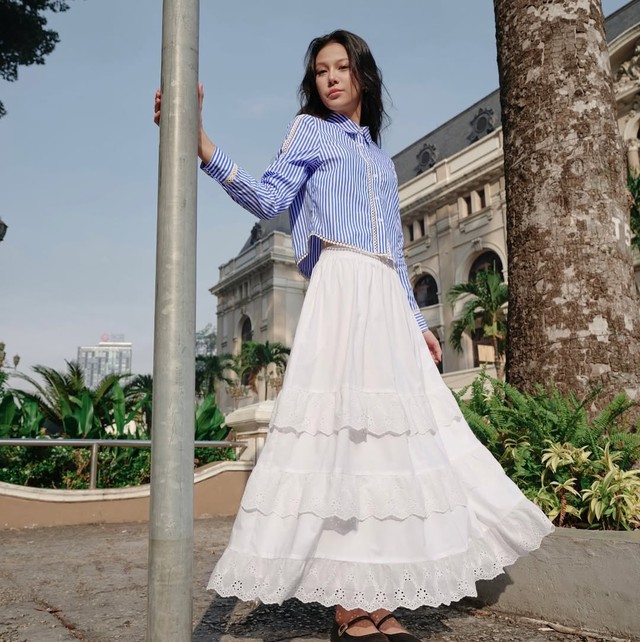 Áo kẻ sọc vừa hiện đại lại trẻ trung, hợp với quần jeans, váy dài- Ảnh 3.