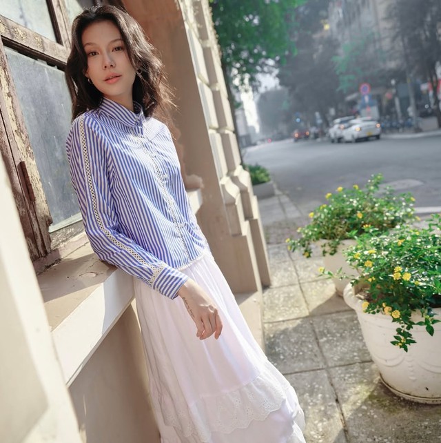 Áo kẻ sọc vừa hiện đại lại trẻ trung, hợp với quần jeans, váy dài- Ảnh 1.