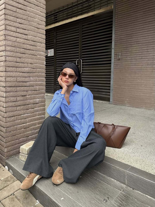 Áo kẻ sọc vừa hiện đại lại trẻ trung, hợp với quần jeans, váy dài- Ảnh 6.