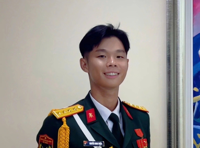 Thượng úy luyện tập diễu binh: Không thể nào quên chai nước, miếng bánh người dân tặng