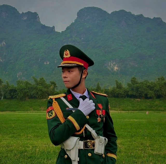Thượng úy luyện tập diễu binh: Không thể nào quên chai nước, miếng bánh người dân tặng - Ảnh 2.