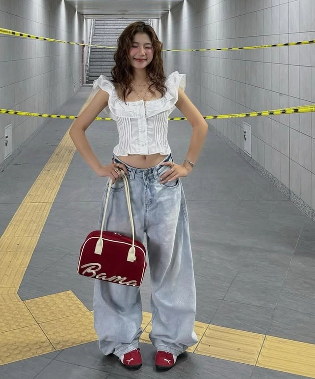 Diện áo cổ vuông giúp nàng khoe trọn vóc dáng quyến rũ- Ảnh 1. Diện áo cổ vuông giúp nàng khoe trọn vóc dáng quyến rũ- Ảnh 1.