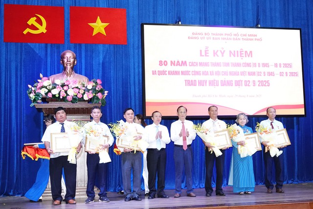 Giám đốc Sở Văn hóa - Thể thao TP.HCM Trần Thế Thuận nhận Huy hiệu Đảng - Ảnh 3.