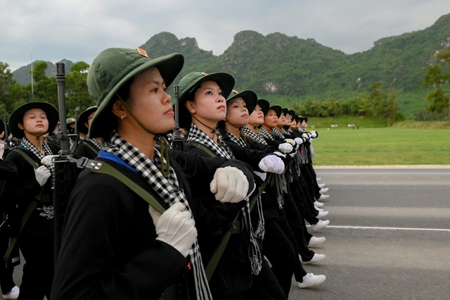 Dù nắng hay mưa, các cô gái vẫn không bỏ cuộc Dù nắng hay mưa, các cô gái vẫn không bỏ cuộc