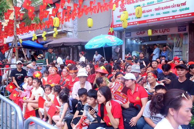 Nữ cựu binh Lào Cai mời chồng quân nhân đã khuất cùng xuống Hà Nội xem A80 - Ảnh 1.