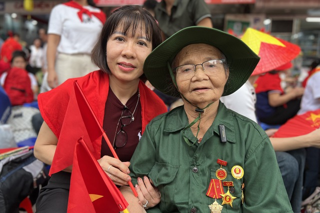 Nữ cựu binh Lào Cai mời chồng quân nhân đã khuất cùng xuống Hà Nội xem A80 - Ảnh 2.