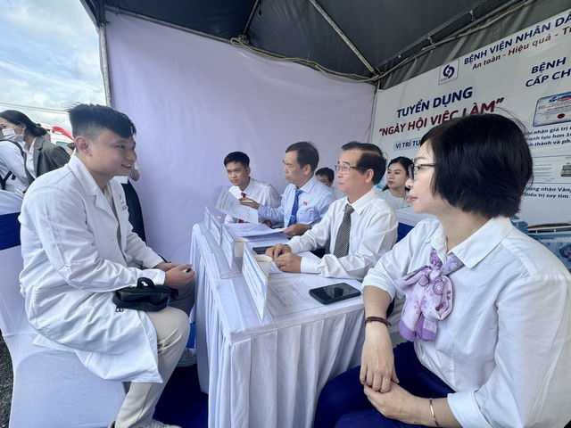 Vì sao nhiều bác sĩ trẻ chọn công tác lâu dài tại tuyến y tế cơ sở? - Ảnh 2.