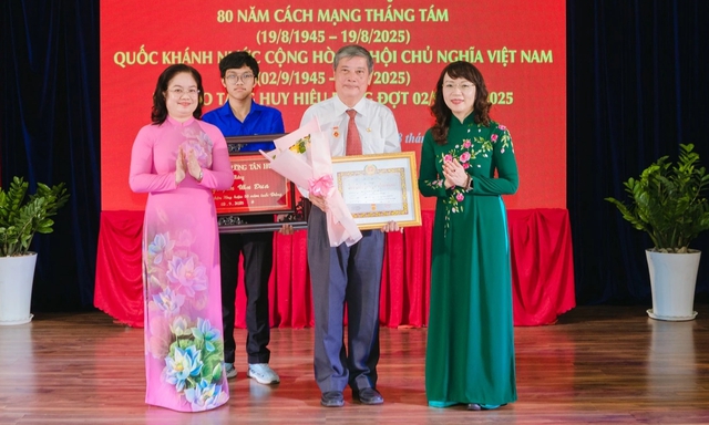 Chủ tịch HĐND TP.HCM Võ Văn Minh trao Huy hiệu Đảng đến 30 đảng viên - Ảnh 1.