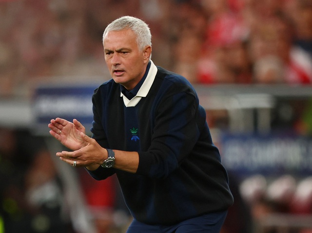 2 cựu HLV M.U Solskjaer và Mourinho đồng loại bị sa thải, Amorim nín thở - Ảnh 1.