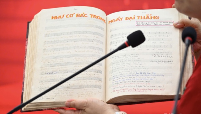Nhạc sĩ PhạmTuyên tặng ca khúc 'Như có Bác trong ngày đại thắng' cho Báo Nhân Dân- Ảnh 2.