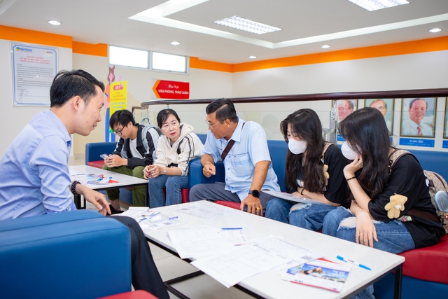 Tân sinh viên đến làm thủ tục nhập học trực tiếp tại Trường ĐH Công nghệ TP.HCM Tân sinh viên đến làm thủ tục nhập học trực tiếp tại Trường ĐH Công nghệ TP.HCM