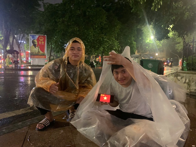 Người dân đội mưa lớn, hát 'Như có Bác Hồ' chờ xem diễu binh- Ảnh 4.