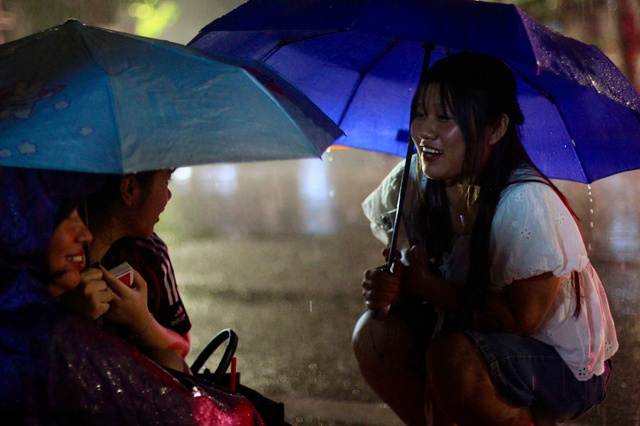 Người dân đội mưa lớn, hát 'Như có Bác Hồ' chờ xem diễu binh- Ảnh 5.