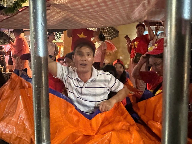 Người dân đội mưa lớn, hát 'Như có Bác Hồ' chờ xem diễu binh- Ảnh 2.