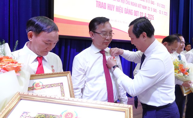 Giám đốc Sở Văn hóa - Thể thao TP.HCM Trần Thế Thuận nhận Huy hiệu Đảng - Ảnh 1.