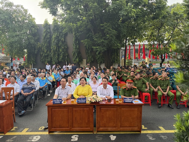 TP.HCM: Phường Diên Hồng mạnh tay xử lý lấn chiếm vỉa hè, lòng đường - Ảnh 1.