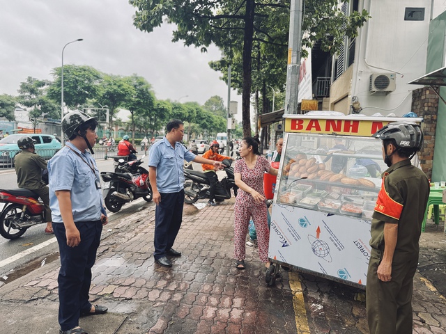 TP.HCM: Phường Diên Hồng mạnh tay xử lý lấn chiếm vỉa hè, lòng đường - Ảnh 4.