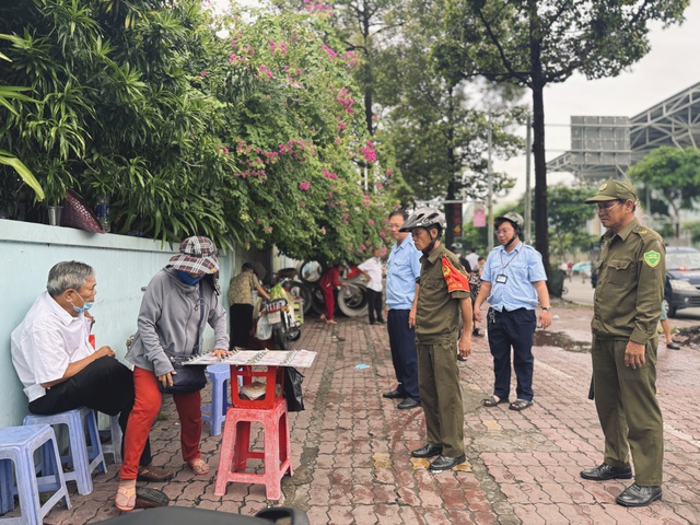 TP.HCM: Phường Diên Hồng mạnh tay xử lý lấn chiếm vỉa hè, lòng đường - Ảnh 6.