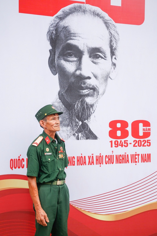 Nữ cựu binh Lào Cai mời chồng quân nhân đã khuất cùng xuống Hà Nội xem A80 - Ảnh 5.