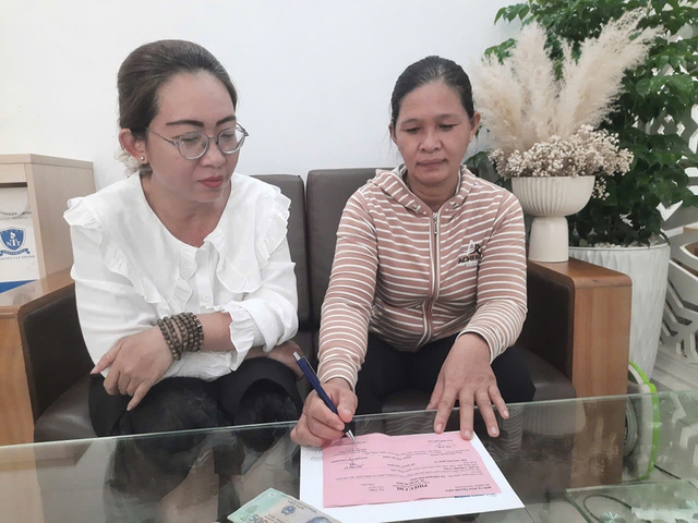 Trao tiền bạn đọc gi&uacute;p c&aacute;c ho&agrave;n cảnh kh&oacute; khăn, bệnh tật- Ảnh 2.