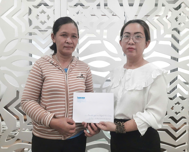 Trao tiền bạn đọc gi&uacute;p c&aacute;c ho&agrave;n cảnh kh&oacute; khăn, bệnh tật- Ảnh 1.