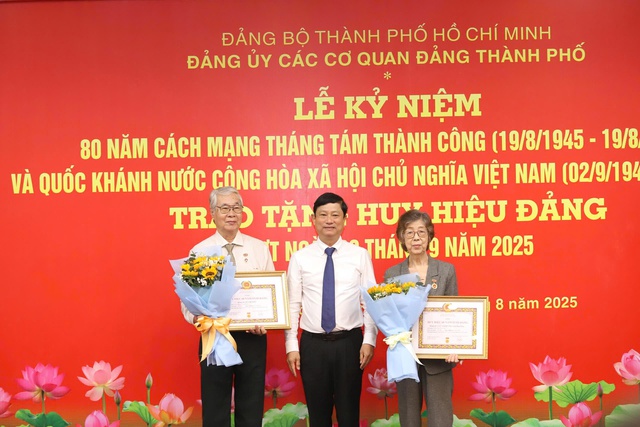 Chủ tịch HĐND TP.HCM Võ Văn Minh trao Huy hiệu Đảng đến 30 đảng viên - Ảnh 1.