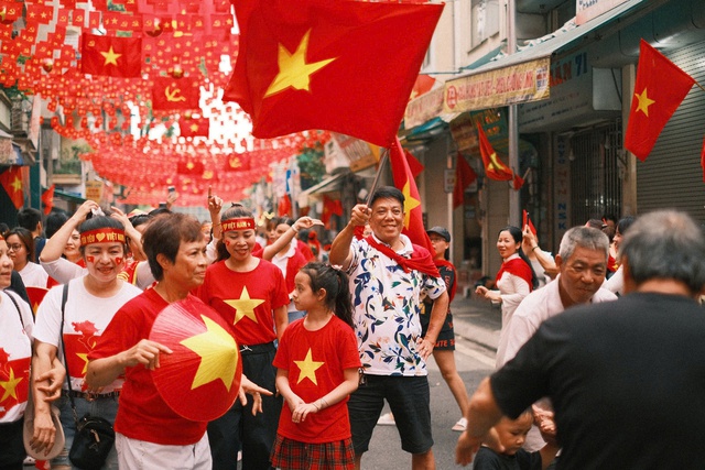 Nhà nước tặng 100.000 đồng cho mỗi người dân: Một động lực tinh thần vô cùng lớn lao - Ảnh 2.