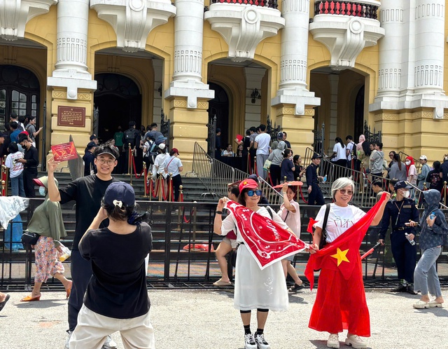 Lại xuy&ecirc;n đ&ecirc;m săn v&eacute; concert &ldquo;80 năm&hellip;&rdquo; - Ảnh 8.
