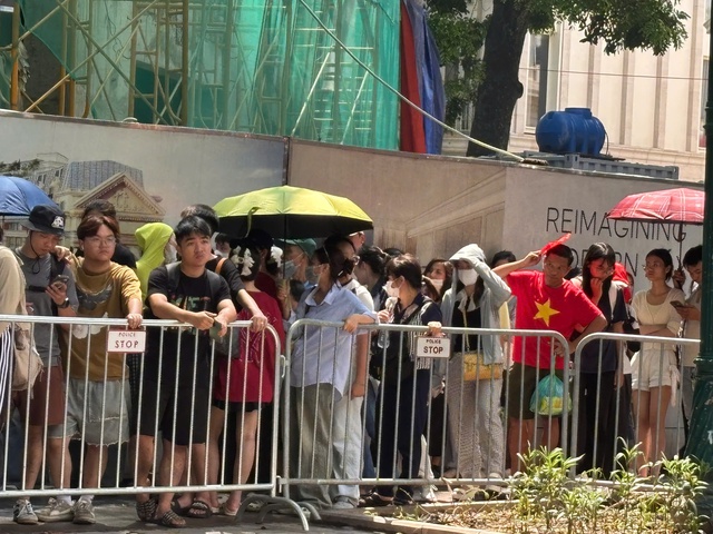 Lại xuy&ecirc;n đ&ecirc;m săn v&eacute; concert &ldquo;80 năm&hellip;&rdquo; - Ảnh 4.