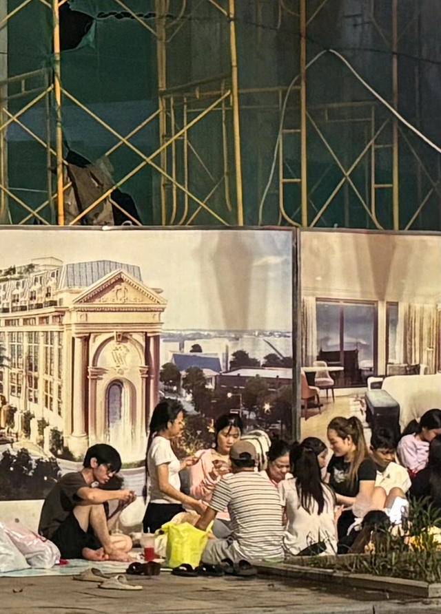 Lại xuy&ecirc;n đ&ecirc;m săn v&eacute; concert &ldquo;80 năm&hellip;&rdquo; - Ảnh 2.