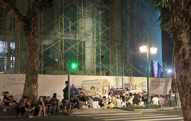 Lại xuy&ecirc;n đ&ecirc;m săn v&eacute; concert &ldquo;80 năm&hellip;&rdquo; - Ảnh 1.