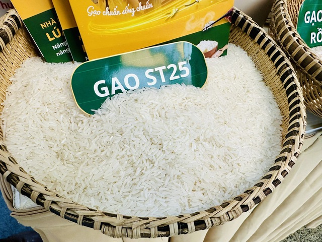 Giá gạo Việt Nam tăng vọt sau lệnh cấm nhập khẩu của Philippines - Ảnh 1.