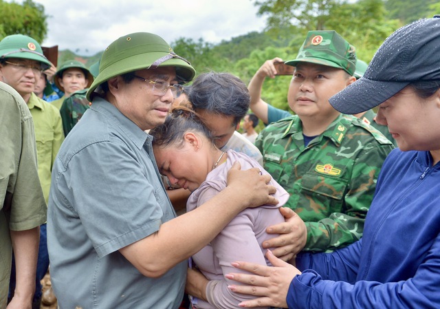 Thủ tướng xúc động chứng kiến cảnh hoang tàn ở Điện Biên sau lũ dữ - Ảnh 2.